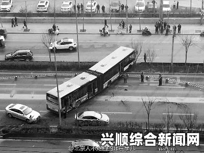 泰国一载28名乘客大巴失控冲出马路致1死17伤