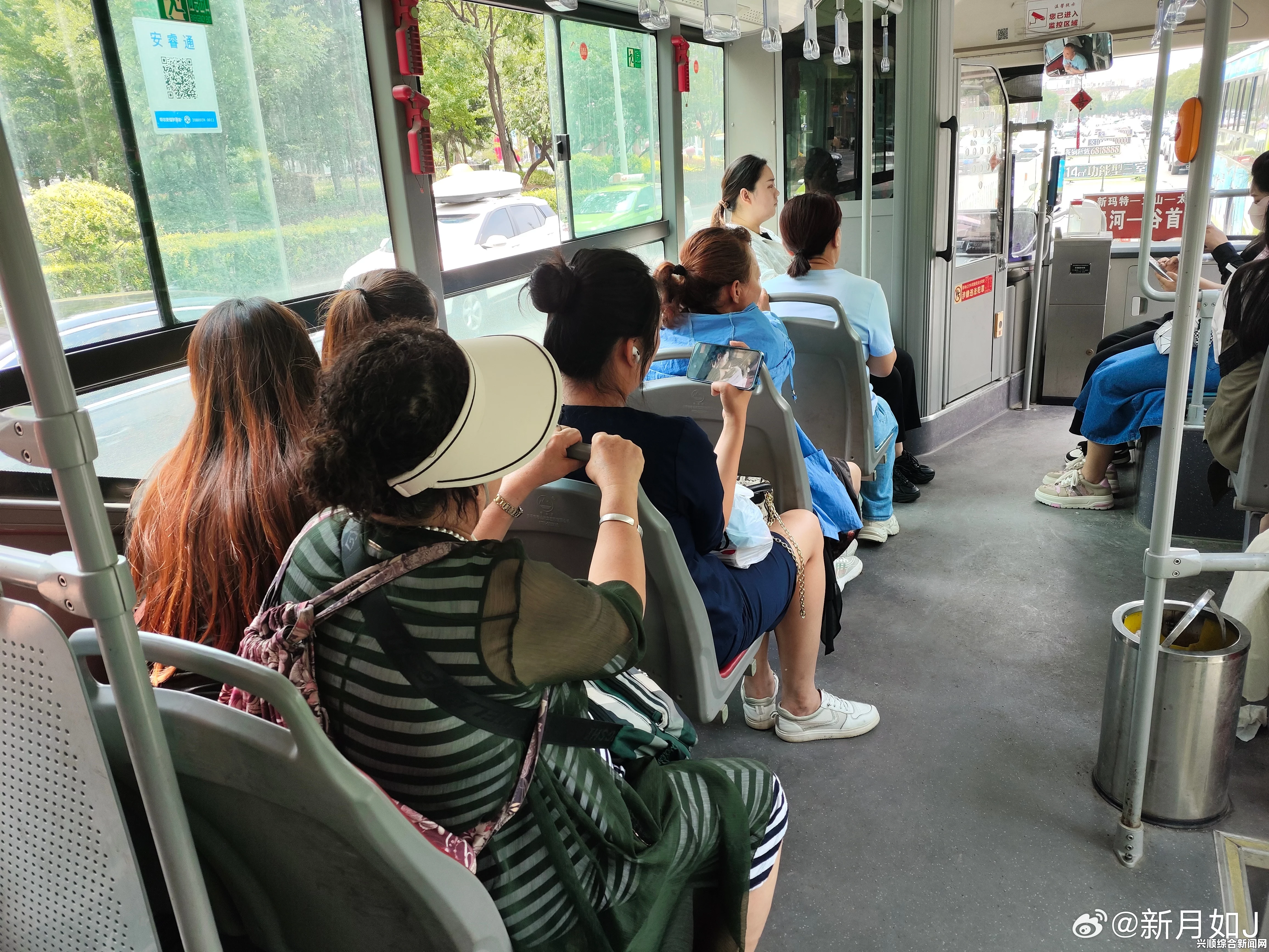 我和闺蜜在公交被八个人挤倒，身边的喧嚣与混乱中绽放友情的火花