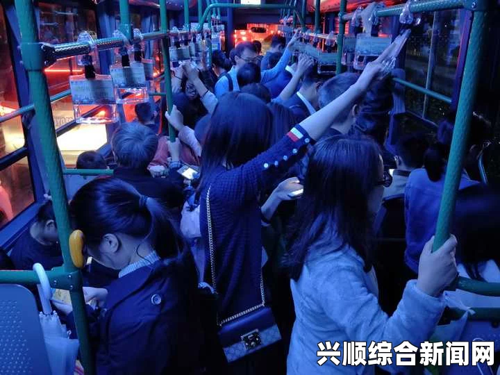 我和闺蜜在公交被八个人挤倒，身边的喧嚣与混乱中绽放友情的火花