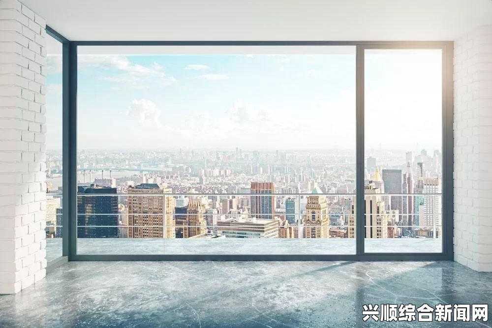 在酒店落地玻璃窗前，阳光透过柔和的帘影，映照出彼此眼中的渴望，激情涌动如潮水般强烈。