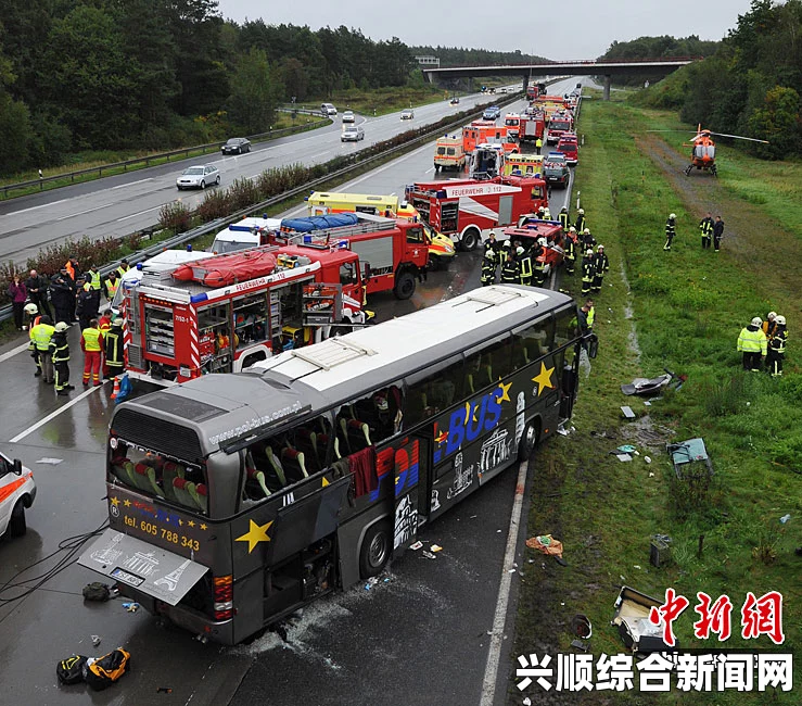 德国大巴车祸致31人伤，17人失踪生还希望渺茫