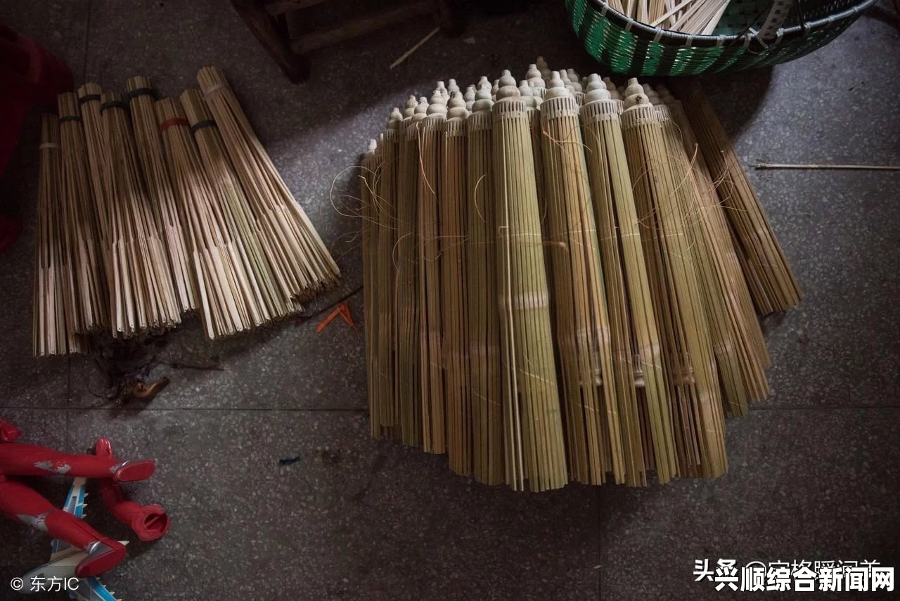一个晚上用小雨伞会怎么样：在柔和灯光下，雨滴轻轻敲击伞面，勾勒出浪漫与探险的缤纷画面。