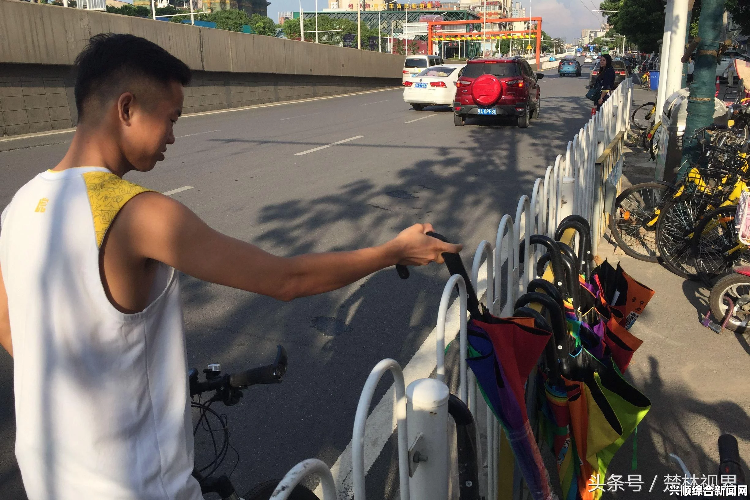 一个晚上用小雨伞会怎么样：在柔和灯光下，雨滴轻轻敲击伞面，勾勒出浪漫与探险的缤纷画面。