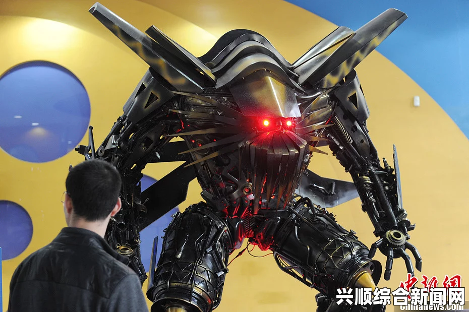 现实版变形金刚现身泰国暖武里府寺庙，由废铁焕发新生的奇迹