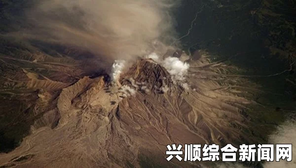 俄舍维留奇火山爆发，壮观的自然灾难与灰柱冲天