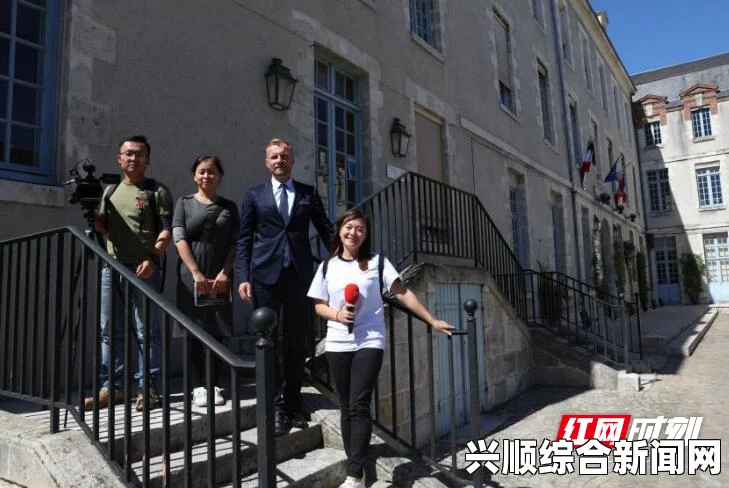 深入探讨“男男女女嗨嗨嗨视频”：背后的社会现象与网友热议的多元看法