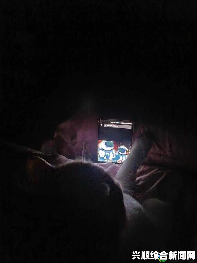 晚上熬夜，男生偷偷躲在被窝里观看b站视频的趣事揭秘