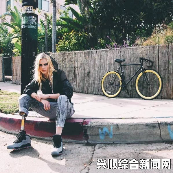 独腿模特戴金色假肢在纽约时装周首秀 燃爆全场（组图）