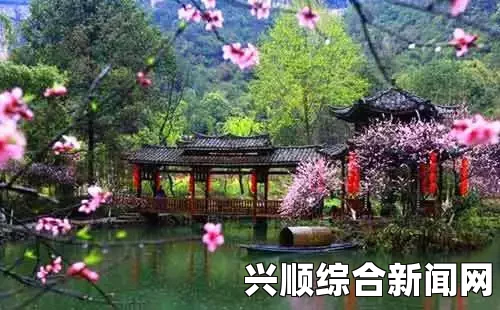 桃花源口水潺潺，山间溪流轻声细语，宛如世外桃源般静谧安详的美丽景色