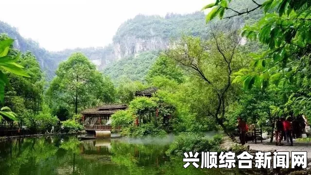 桃花源口水潺潺，山间溪流轻声细语，宛如世外桃源般静谧安详的美丽景色