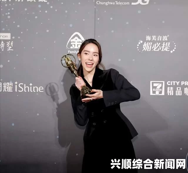 穿上女装后自我束缚，意外发现难以解脱，内心挣扎与蜕变中的激情碰撞