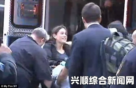 曼哈顿一女子闹市产女，民众争相围观