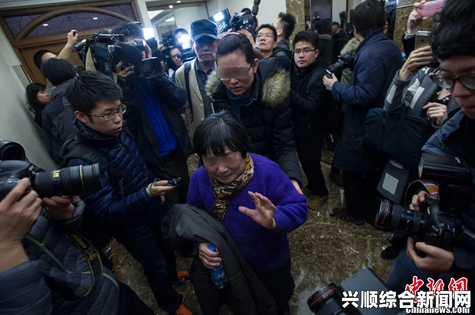 马航失联航班乘客家属的困境，等待区被记者夹围引发的深思