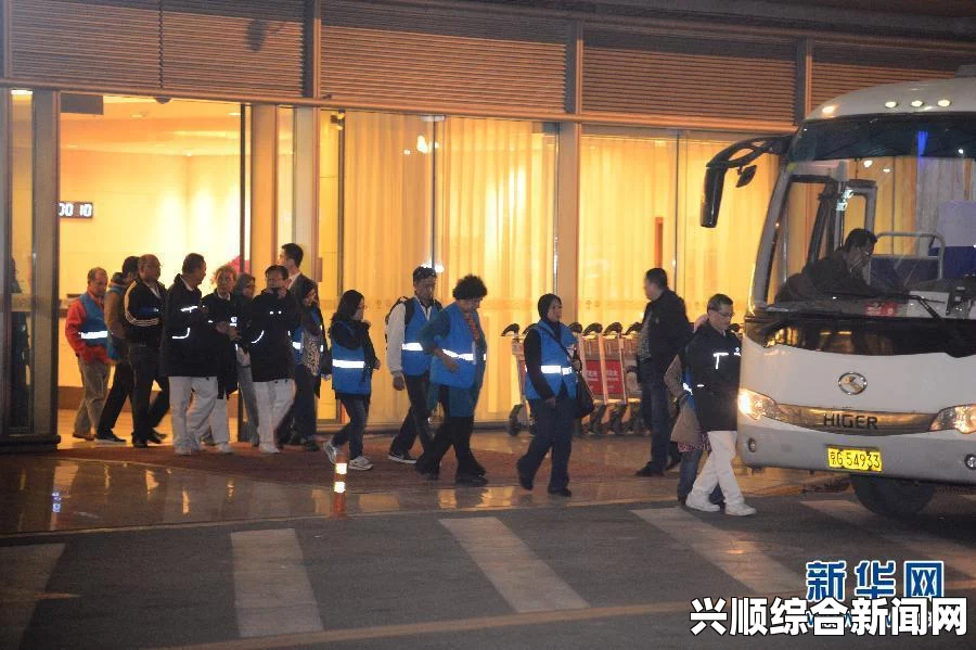 义工跪地安抚马航失联航班家属，携手共渡难关（图文报道）