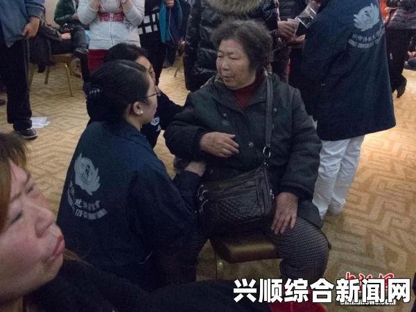 义工跪地安慰马航失联航班家属，坚定信念，共同面对困境（图）