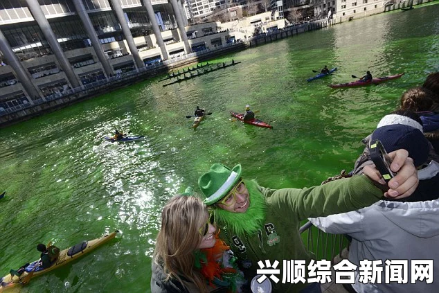 美国芝加哥河畔被染成绿色，欢庆圣帕特里克节