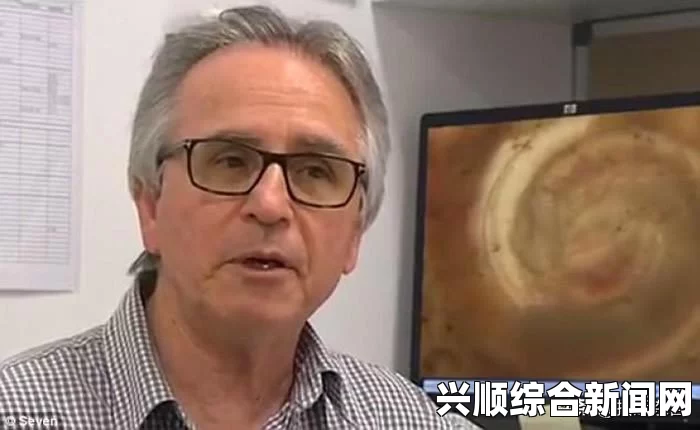 英国街头惊现奇特景象，女子遛男人与街上爬行男子