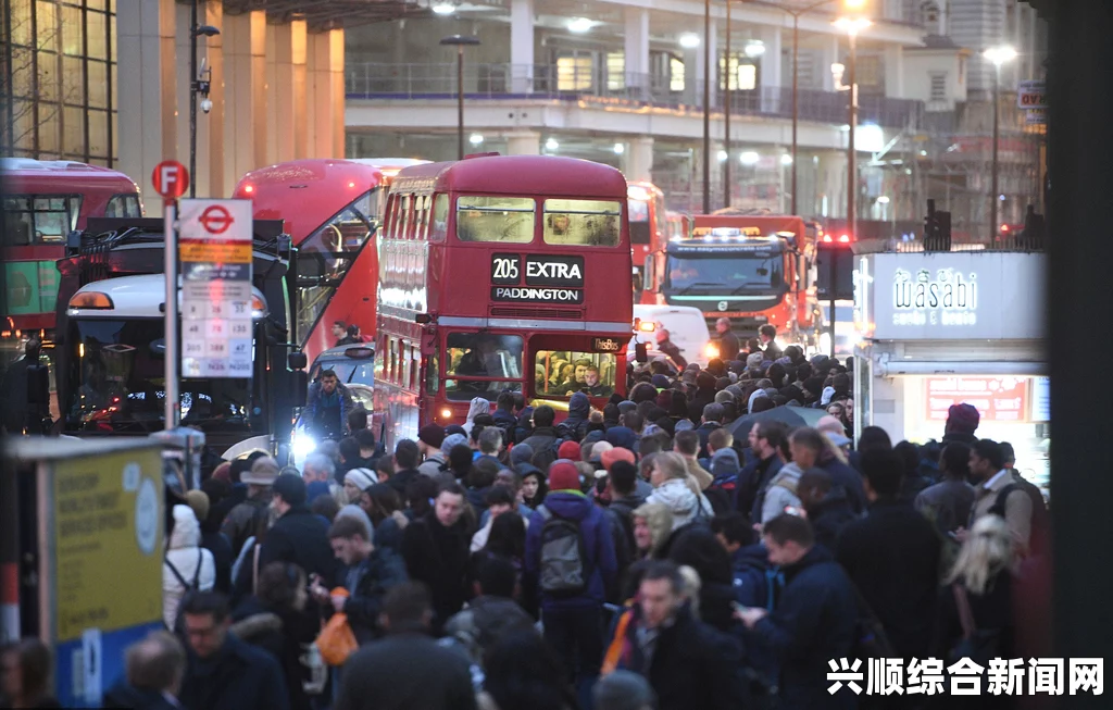 伦敦地铁工人罢工引发百万市民出行困扰—因撤销人工售票站引发的连锁反应