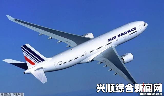 英国廉航易捷航空客机风暴迫降惊魂瞬间，女乘客尖叫连连