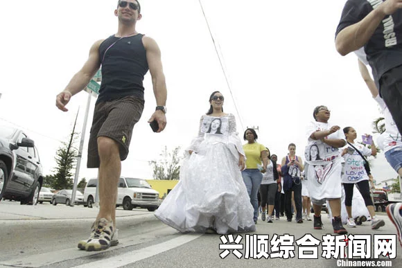 美国女子冒险亲近长颈鹿遭舔脚后遭踢事件引发关注