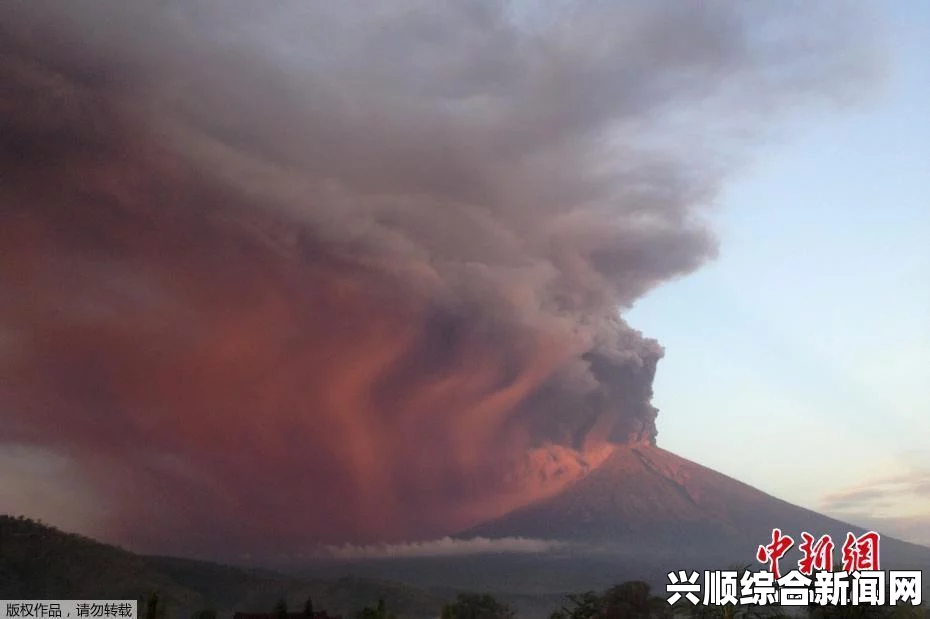 巴布亚新几内亚火山大喷发，火山灰直冲云霄，震撼全球
