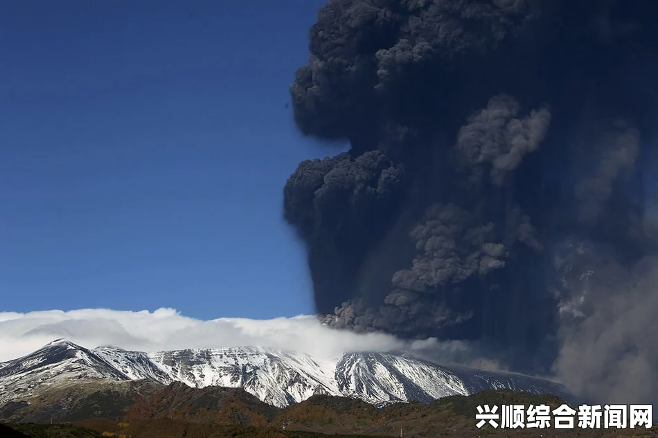 巴布亚新几内亚火山大喷发，火山灰直冲云霄，震撼全球