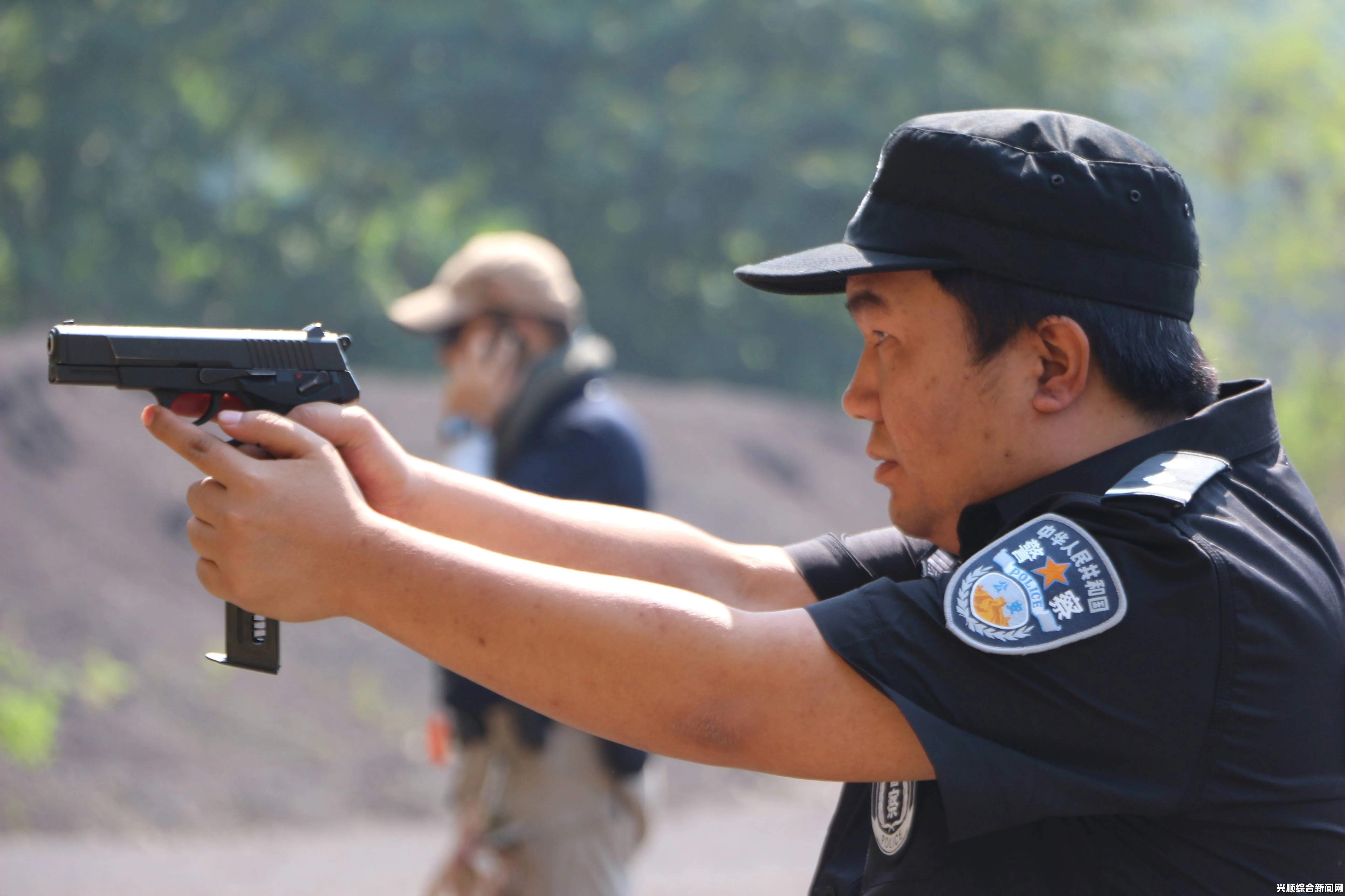 荷兰女警察的时尚警服与英勇形象展示