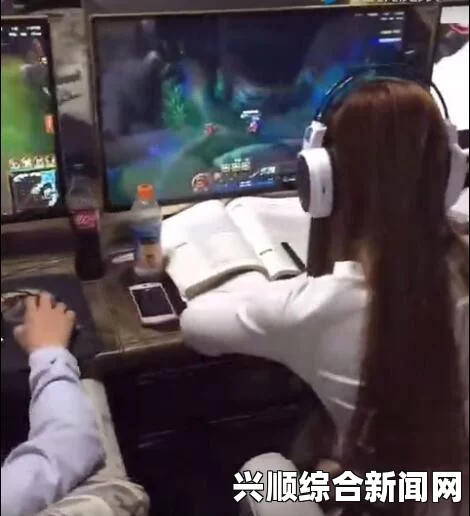 LOL美女网吧内跳劲舞，游戏与美感的完美结合