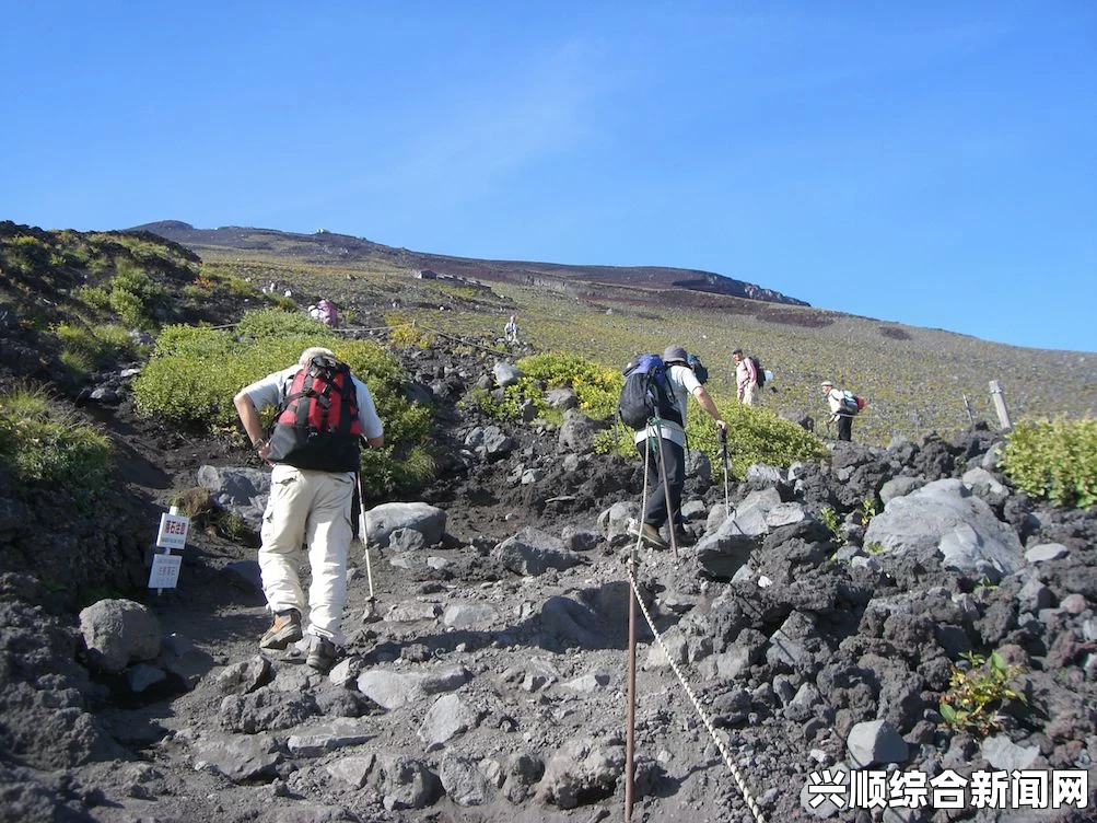 富士山面临世界遗产危机，登山者影响与保护挑战重重