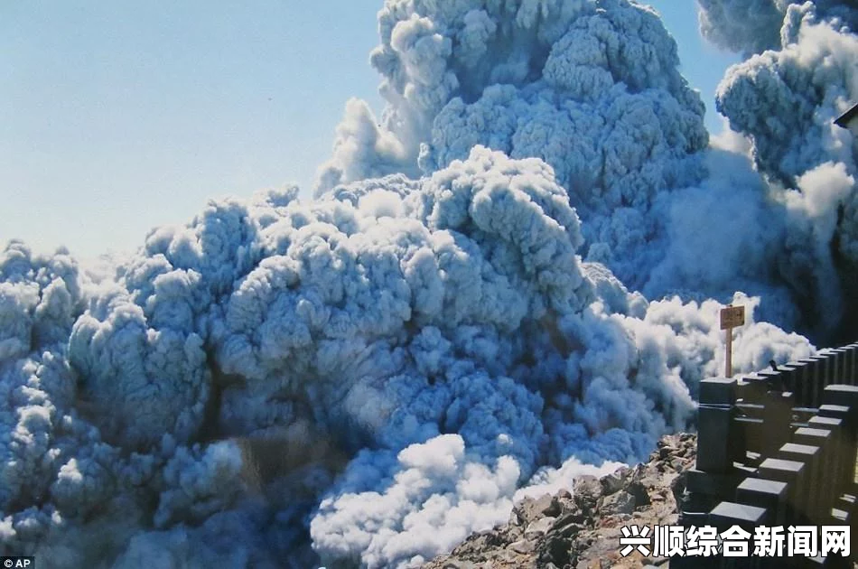 日本御岳山火山震撼喷发，摄影师捕捉壮观场面