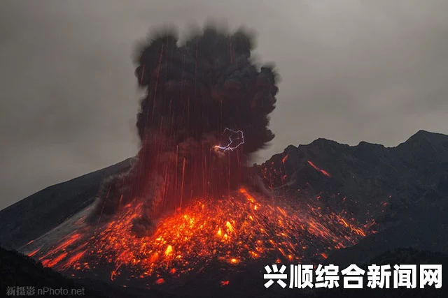日本御岳山火山喷发，震撼的火山喷发场面被摄影师捕捉
