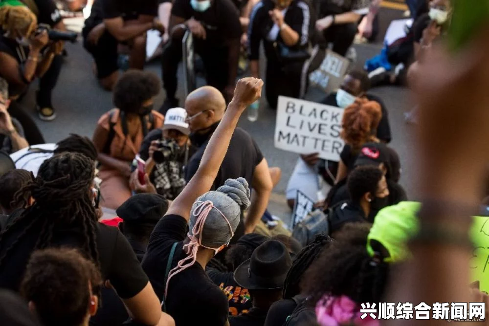 美国密苏里州抗议集会，数千人齐声反对白人警察枪杀无辜黑人青年事件