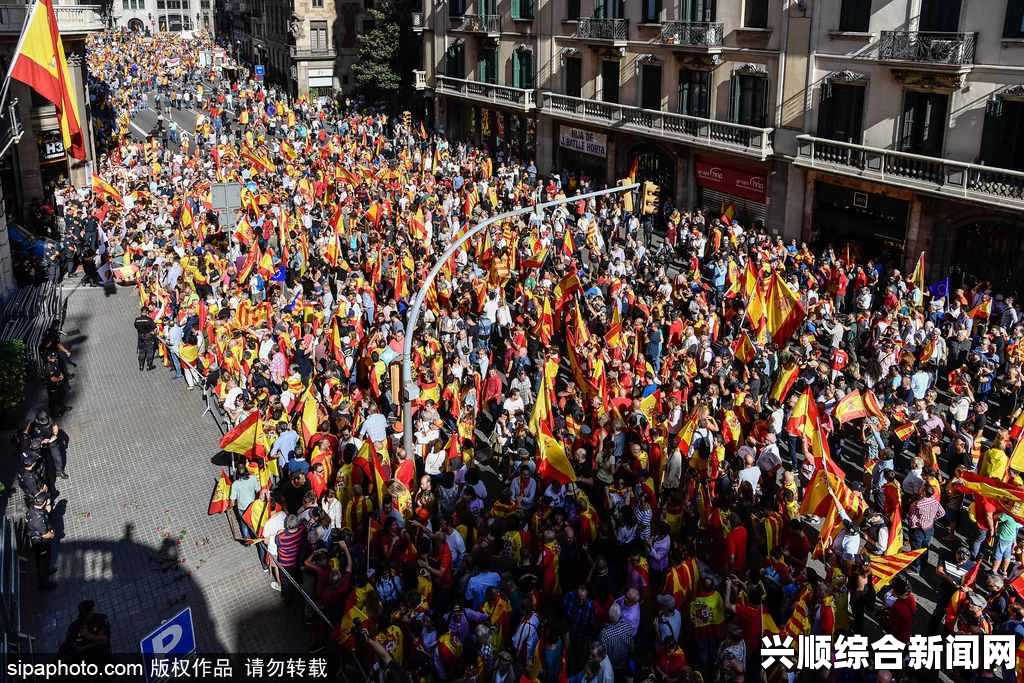 西班牙加泰罗尼亚独立公投日将近，巴塞罗那数万人游行