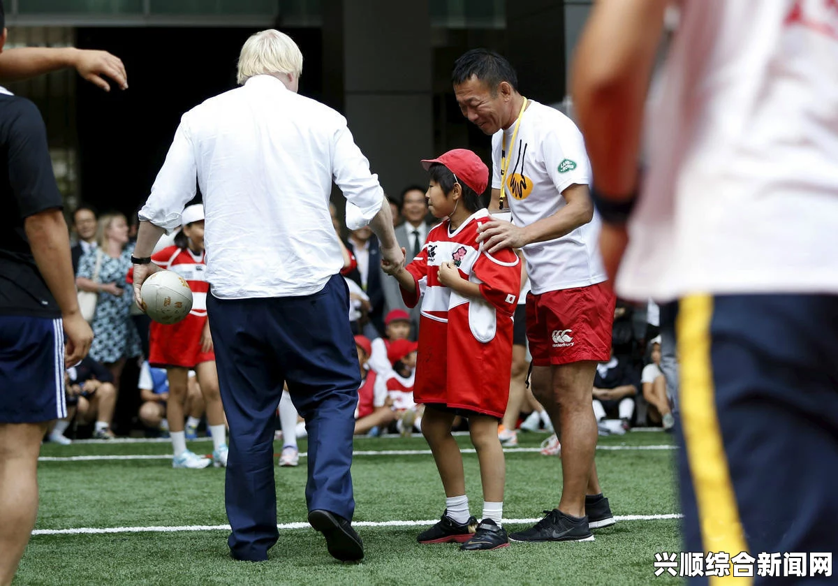 伦敦市长与小学生踢足球，绊倒小足球队员事件引发关注